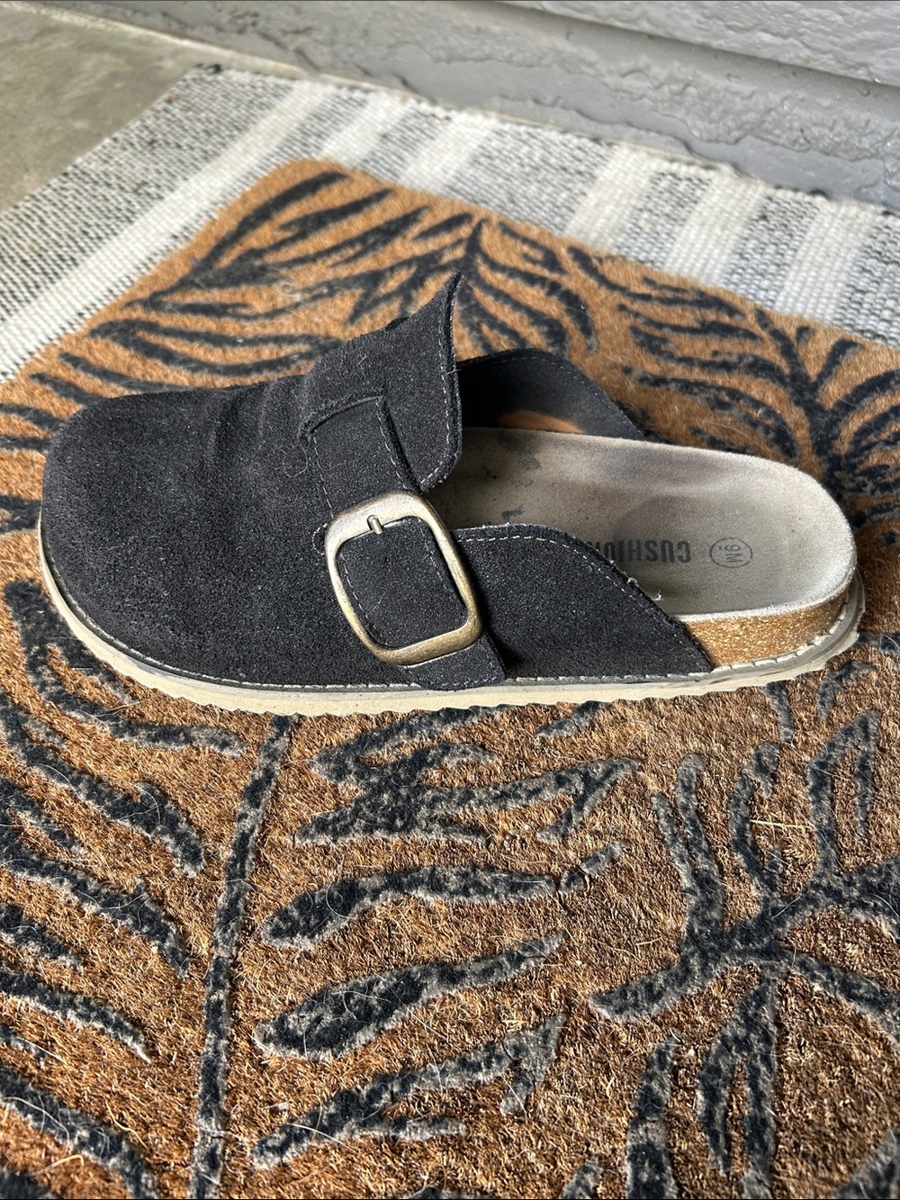 Cushionaire size 9 fits 8-9) Black Suede Buckle Slide Mule